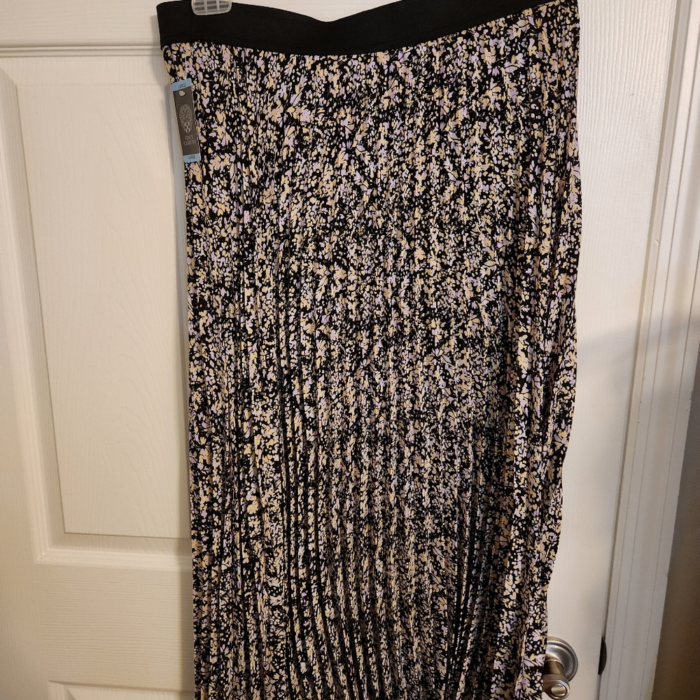 Vince Camuto Pleated long skirt size L